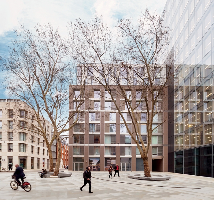 Barts Square4675Alex UptonWEBIMAGE4jpg