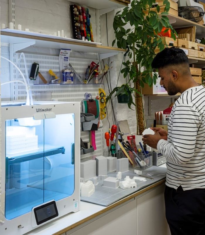 Modelmaking using a 3D printer as well as by handjpg