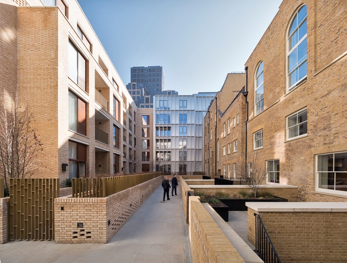 Barts Square4675Alex UptonWEBIMAGE1jpg