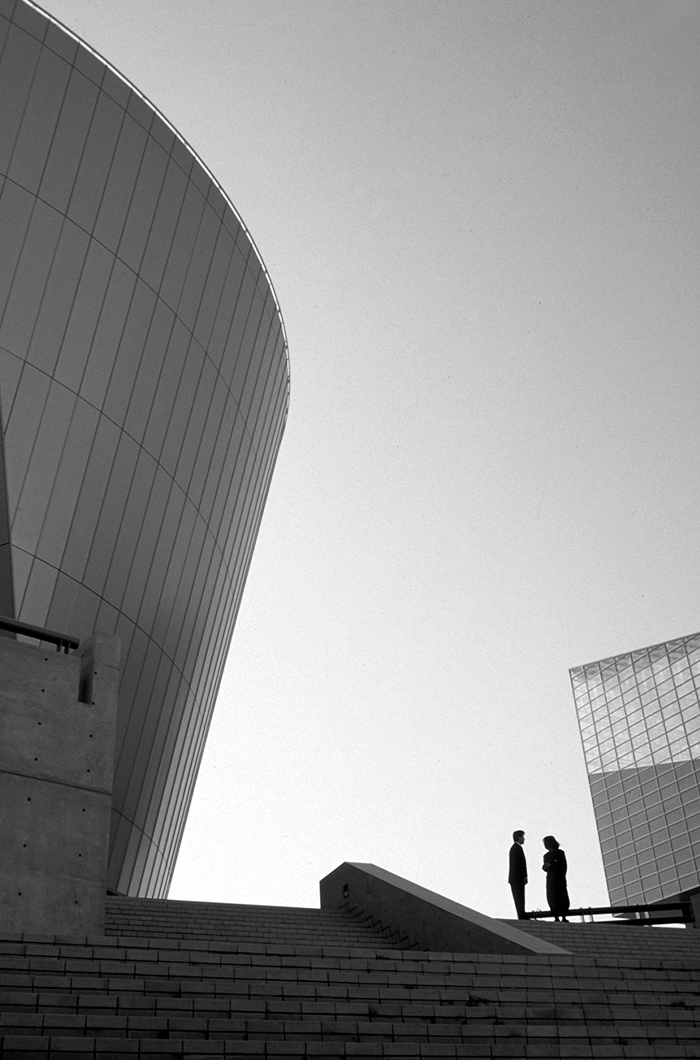 UrbanStoriesJohn Barr Black and white curved Japanese building two silhouettes 700x1060jpg