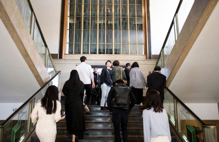 people touring staircase of 66 portland place credit ARCHINApng