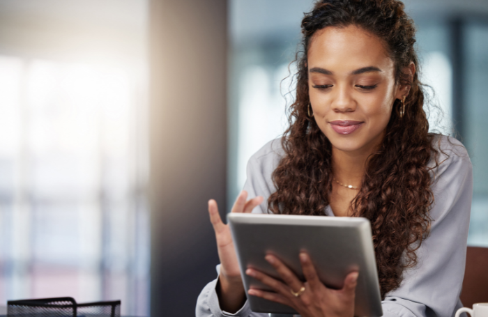 Woman reading articles on a tabletpng