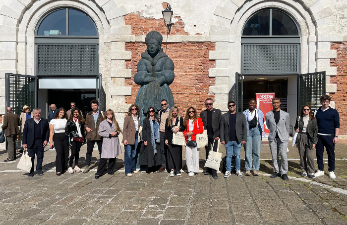 europe venice group tourists statue 700x455jpg