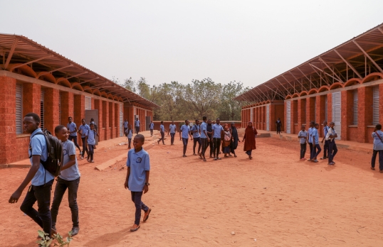 Niger college Students walking to classrooms