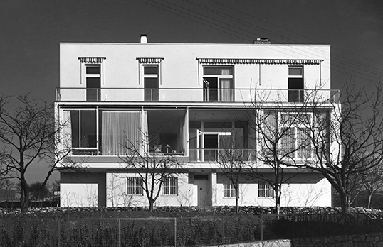 Black and white modern home - Villa LoewBeer by Baumfeld and Schlesinger